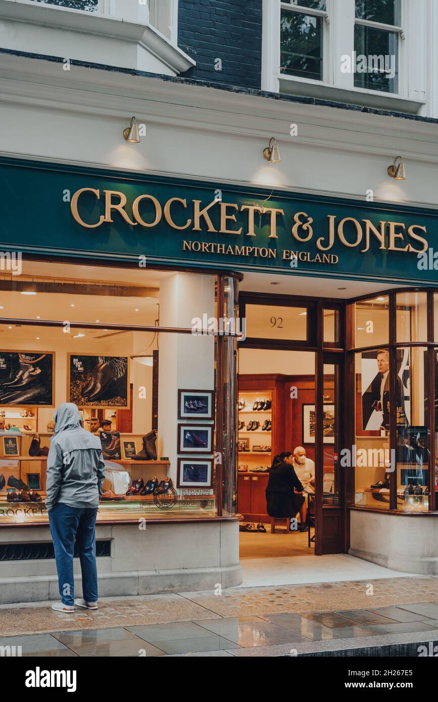 Londra, Regno Unito - 02 ottobre 2021: Uomo che guarda la finestra del negozio Crockett e Jones. Crockett e Jones è un'azienda di produzione di scarpe, ho stabilito Foto Stock