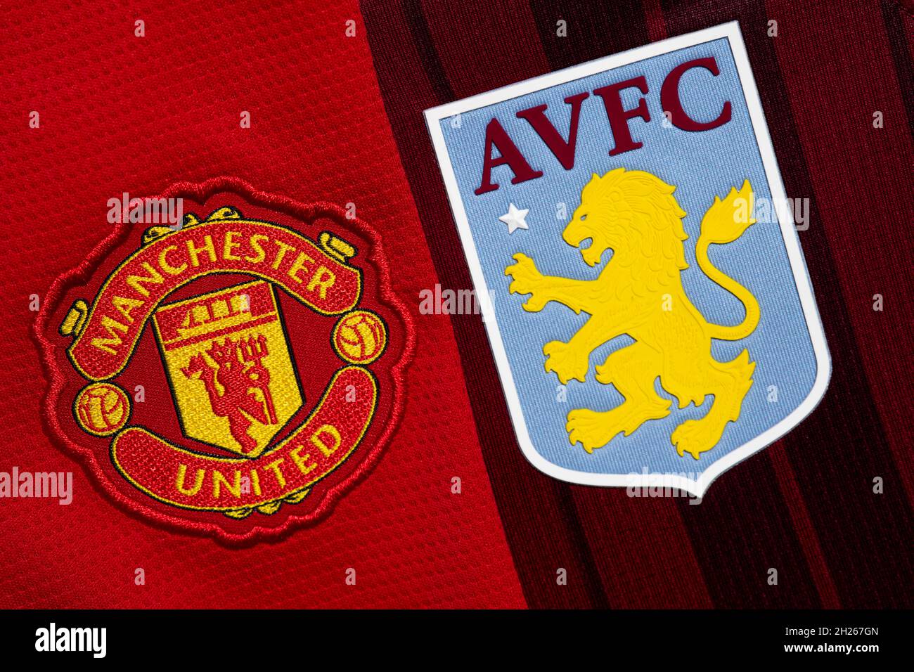 Primo piano di Man United e Aston Villa crest club. Foto Stock