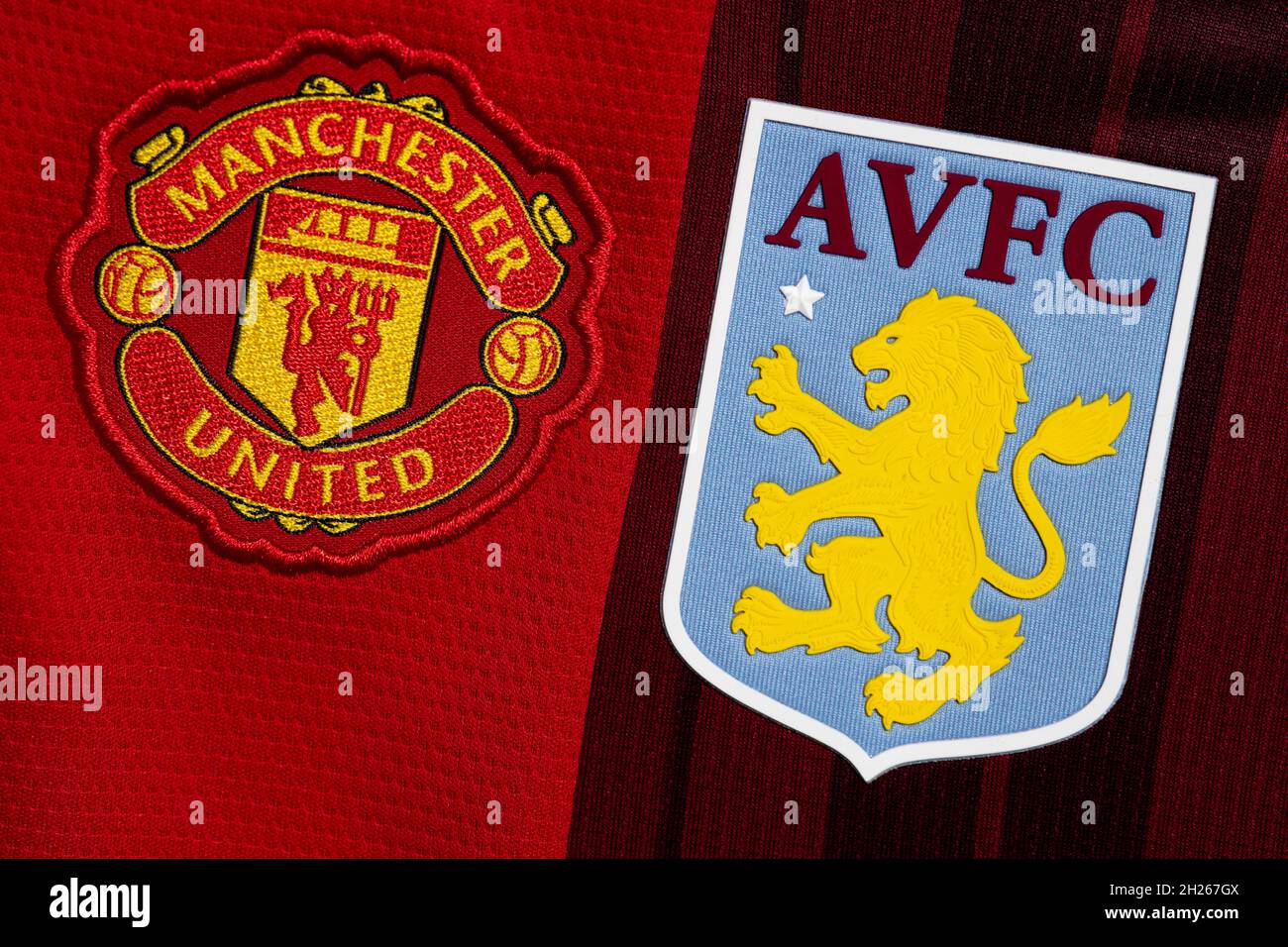 Primo piano di Man United e Aston Villa crest club. Foto Stock