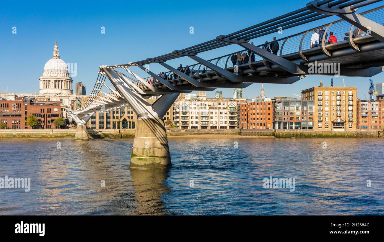 Il Millennium Bridge attraverso il Tamigi a Londra, Regno Unito Foto Stock