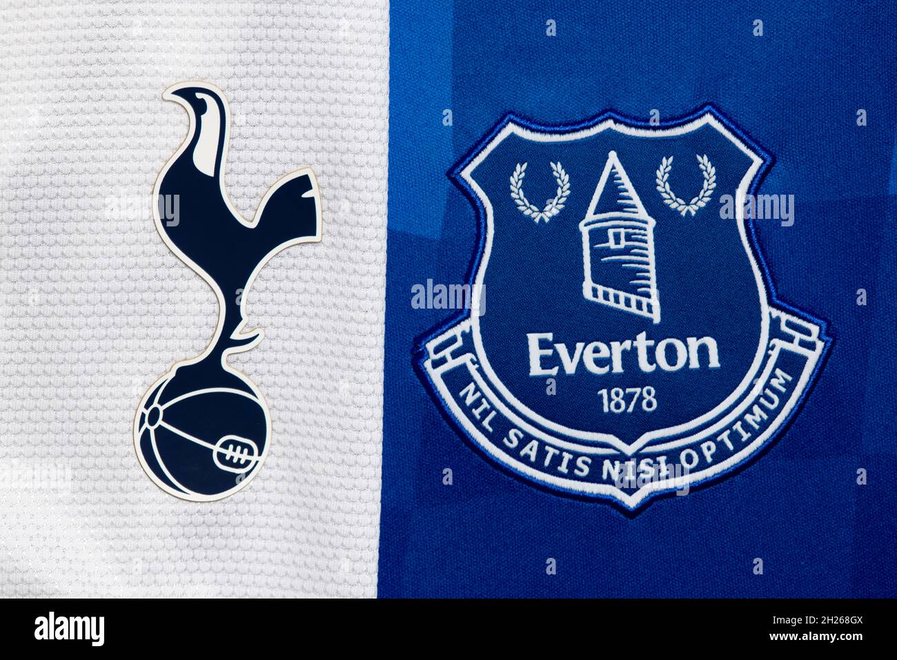 Primo piano dello Spurs e dello stemma dell'Everton. Foto Stock