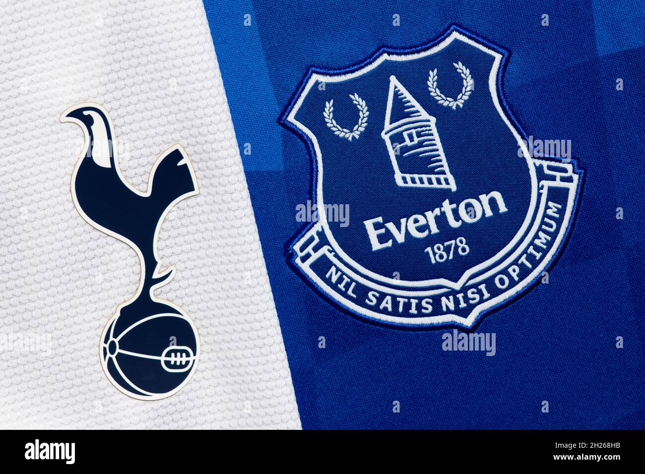 Primo piano dello Spurs e dello stemma dell'Everton. Foto Stock