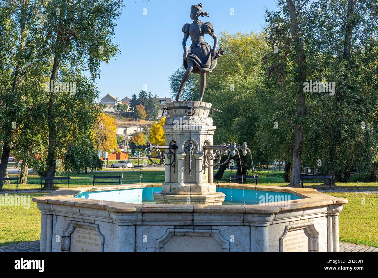 Bella donna statua scultura fondatrice nella regione vinicola Eger szepasszony volgy Foto Stock