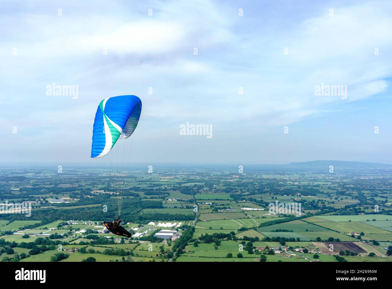 Parapendio che volano al largo delle colline Malvern a Malvern, Worcestershire, Regno Unito Foto Stock
