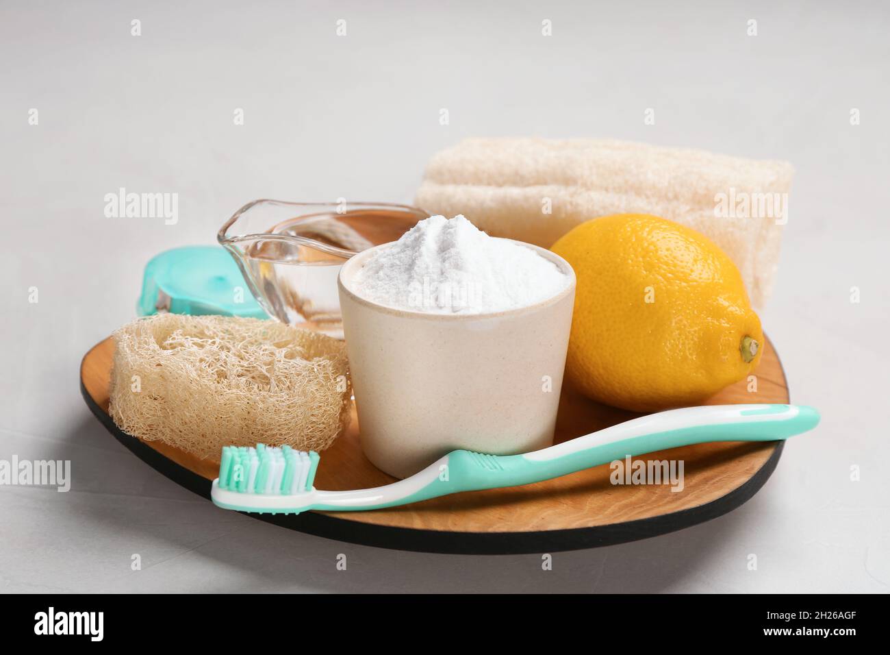 Ciotola con bicarbonato di sodio, limone e prodotti per la pulizia sulla  piastra Foto stock - Alamy
