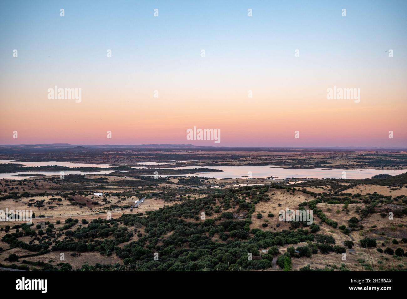 la vista al tramonto di alqueva a monsaraz, alentejo, portogallo Foto Stock