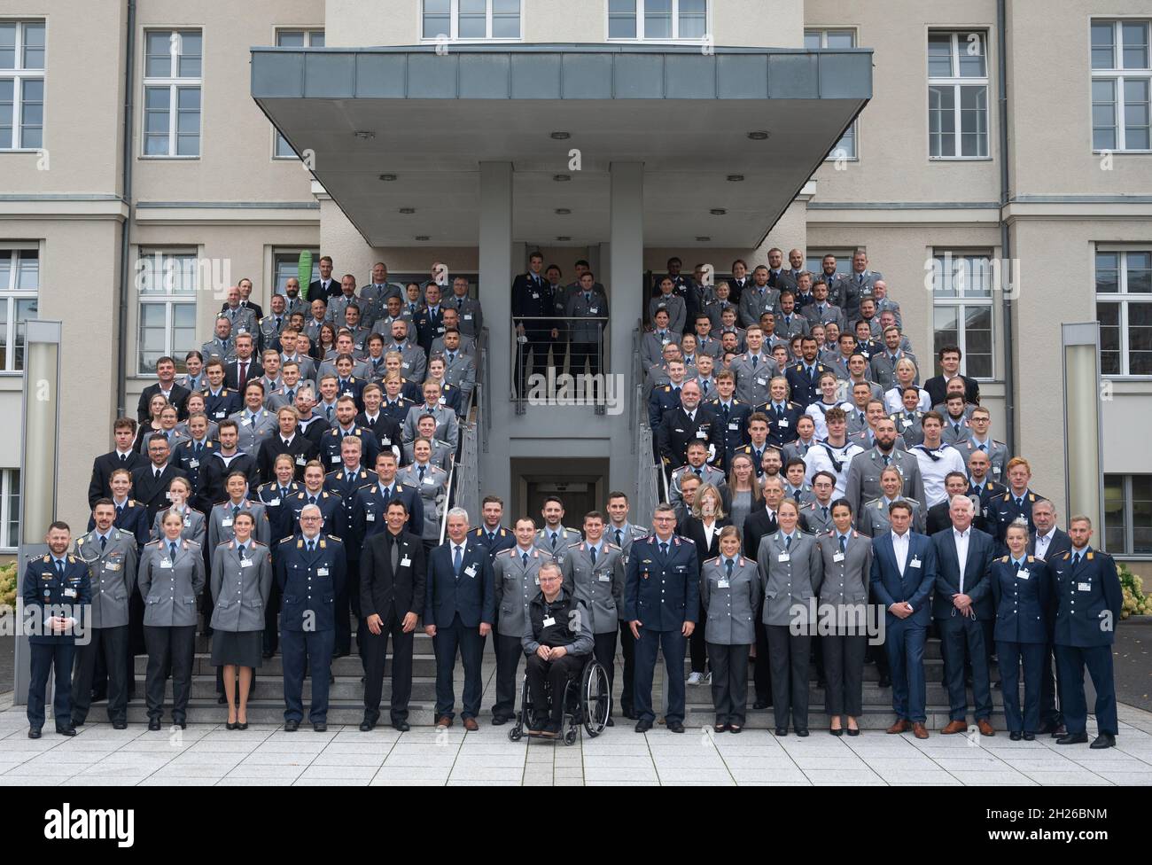 Berlino, Germania. 20 Ott 2021. Gli atleti delle forze armate che hanno partecipato alle Olimpiadi e alle Paralimpiadi di Tokyo del 2021 arrivano per un tributo al Ministero federale della difesa e si levano in piedi insieme per una foto di gruppo. Credit: Christophe Gateau/dpa/Alamy Live News Foto Stock