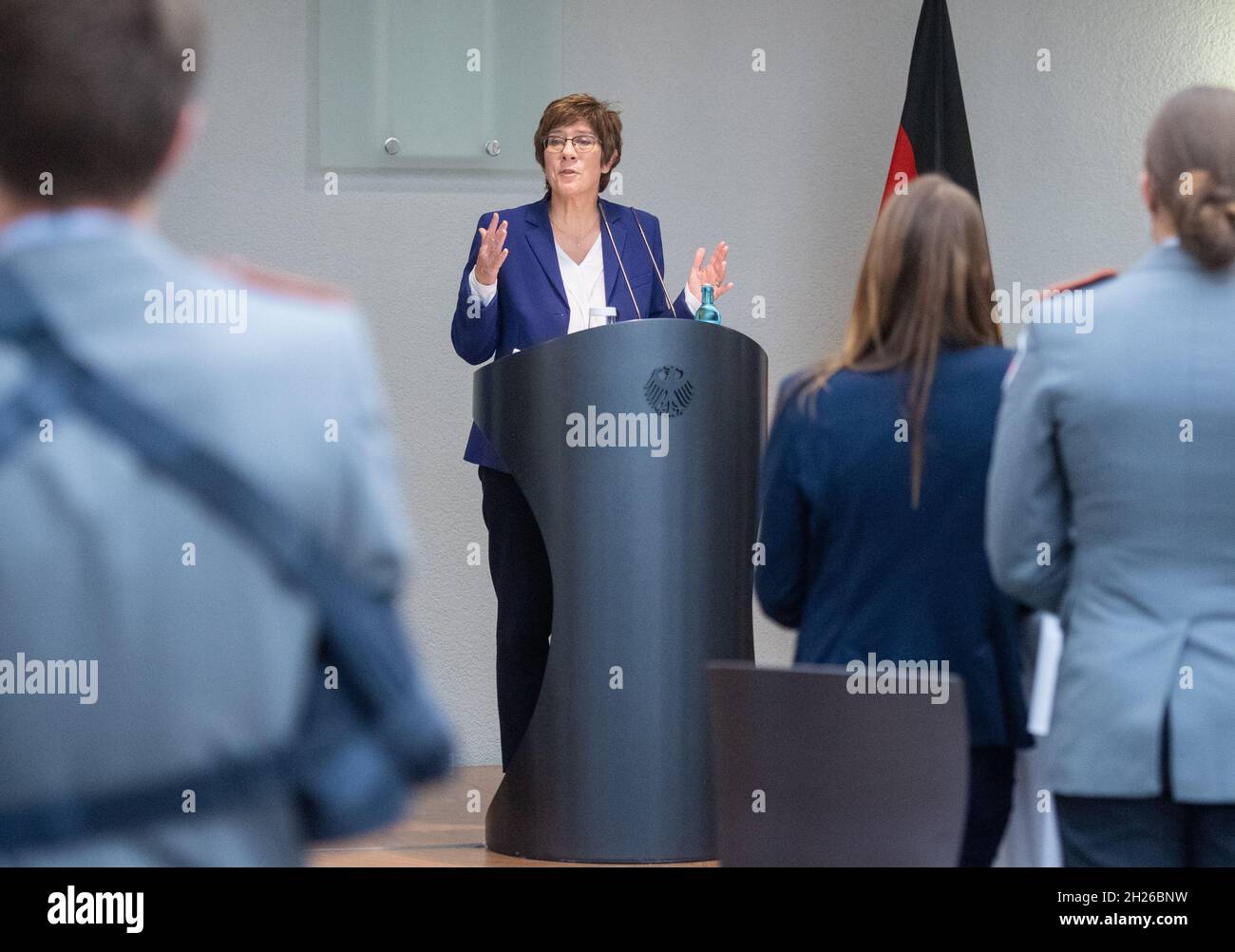 Berlino, Germania. 20 Ott 2021. Annegret Kramp-Karrenbauer (CDU), ministro federale della difesa, parla a un tributo agli atleti della Bundeswehr che hanno partecipato alle Olimpiadi e alle Paralimpiadi di Tokyo del 2021. Credit: Christophe Gateau/dpa/Alamy Live News Foto Stock