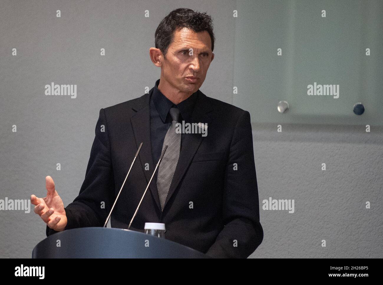Berlino, Germania. 20 Ott 2021. Michael Teuber, paracista tedesco, parla a un tributo agli atleti Bundeswehr che hanno partecipato alle Olimpiadi e Paralimpiadi di Tokyo del 2021. Credit: Christophe Gateau/dpa/Alamy Live News Foto Stock