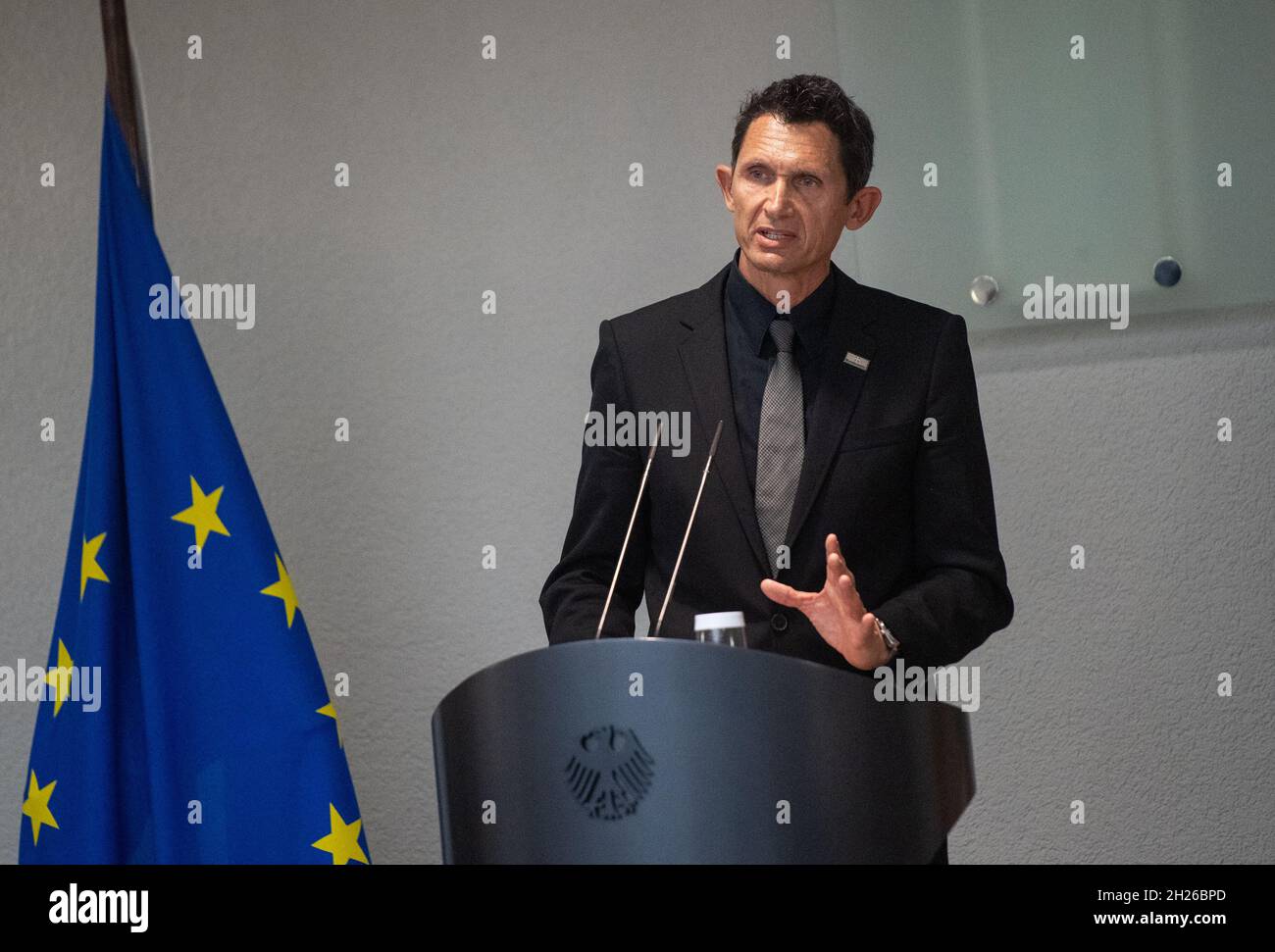 Berlino, Germania. 20 Ott 2021. Michael Teuber, paracista tedesco, parla a un tributo agli atleti Bundeswehr che hanno partecipato alle Olimpiadi e Paralimpiadi di Tokyo del 2021. Credit: Christophe Gateau/dpa/Alamy Live News Foto Stock