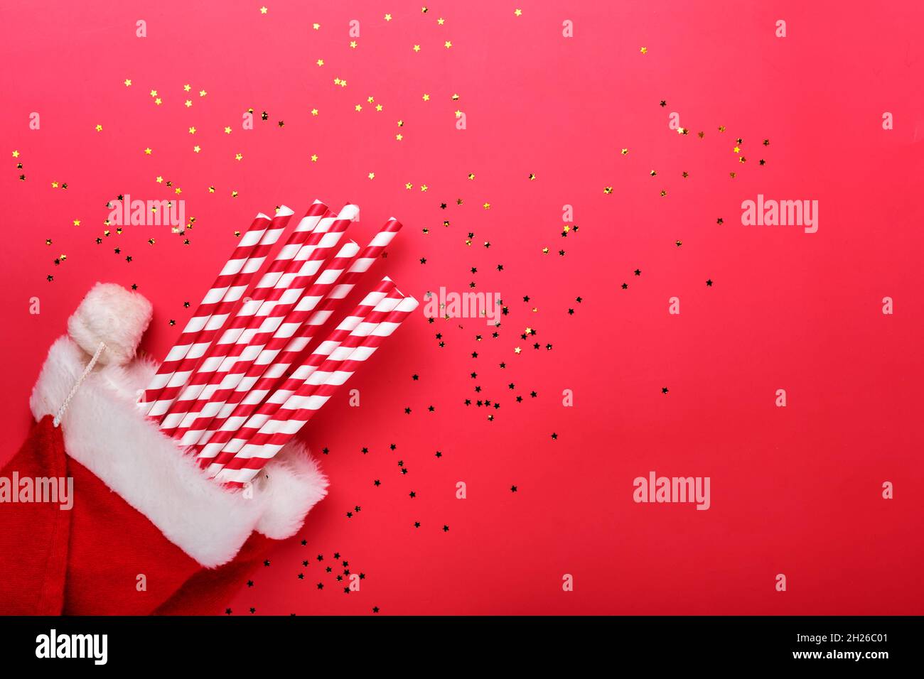 Paillette rosse per cocktail party a Santa Hat. Appartamento di Capodanno o Natale Lay Natale festa celebrazione decorazione rosso carta sfondo con copyspac Foto Stock