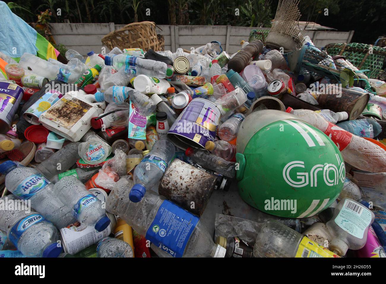 Cumuli di rifiuti plastici nella zona di discarica di Burangkeng, Bekasi Regency, West Java, Indonesia. La condizione attuale della discarica è già di sovraccapacità e non può più accogliere il volume eccessivo di rifiuti che si sta riempiendo. La lavorazione dei rifiuti, utilizzando il metodo del dumping aperto utilizzato in queste discariche, ha ricevuto numerose critiche da parte degli attivisti ambientali, considerando l'impatto dei danni ambientali e richiedendo un'ampia area di terra. (Foto di Kuncoro Widyo Rumpoko/Pacific Press) Foto Stock