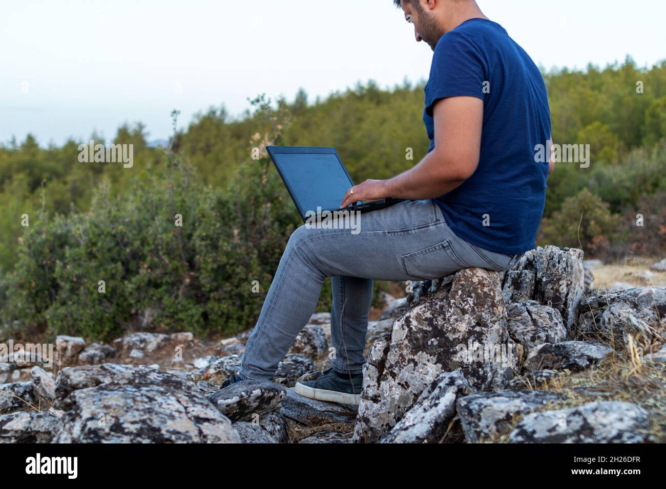 uomo che lavora in linea nella giungla. Foto Stock