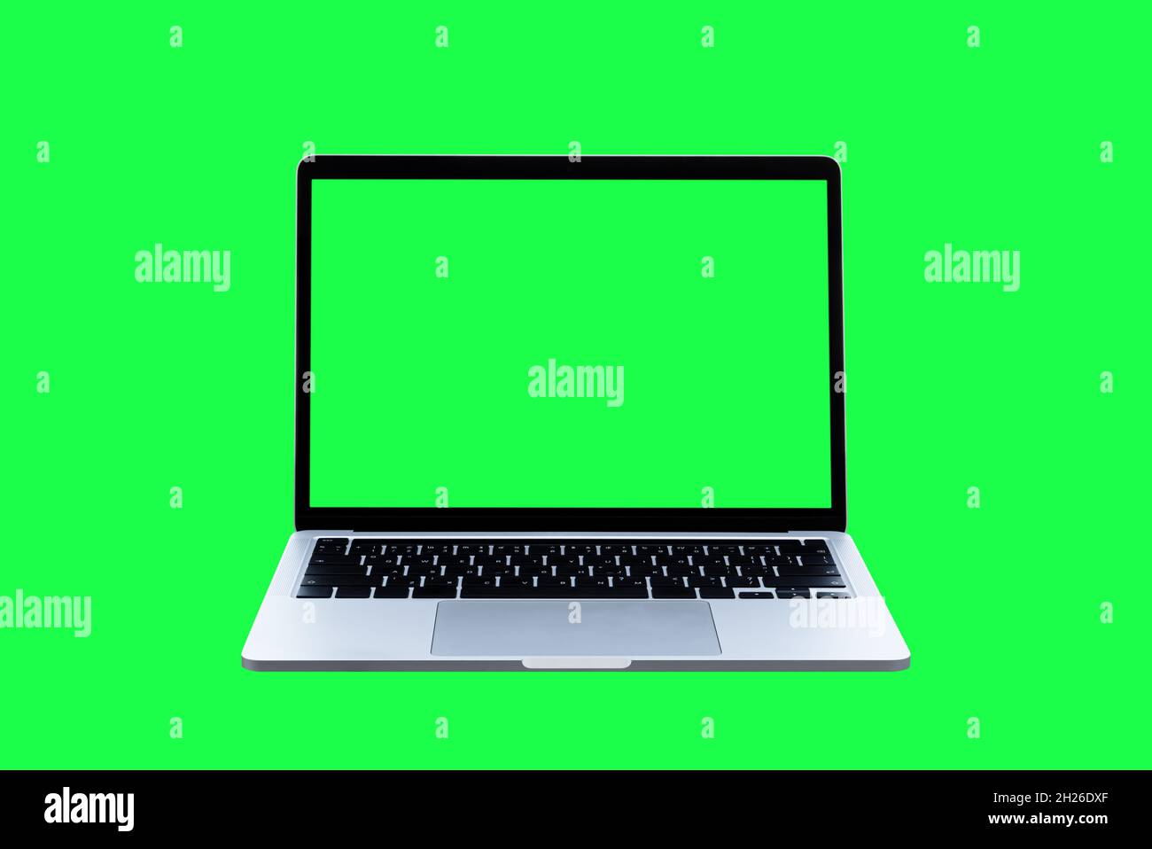 Computer portatile con schermo verde vuoto isolato su sfondo verde. Oggetto con tracciato di ritaglio. Foto Stock