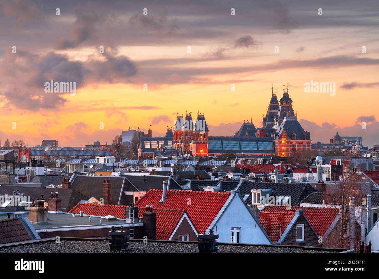 Amsterdam, Paesi Bassi vista del paesaggio urbano da De Pijp al crepuscolo. Foto Stock