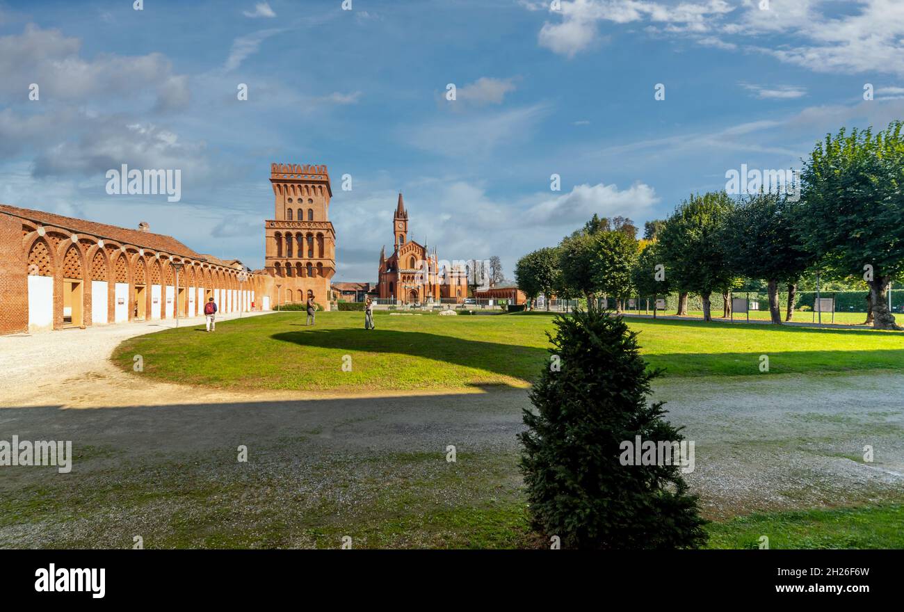 Pollenzo, Bra, Piemonte, Italia - 12 ottobre 2021: parco dell'Università di Scienze gastronomiche nell'antico castello di Vittorio Emanuele II Foto Stock