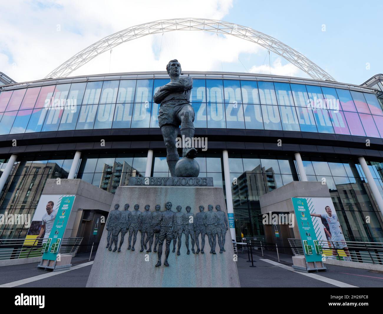 Wembley, Greater London, Inghilterra, 12 2021 ottobre: Statua di Bobby Moore fuori dallo stadio di Wembley, uno stadio di calcio per la nazionale inglese. Foto Stock
