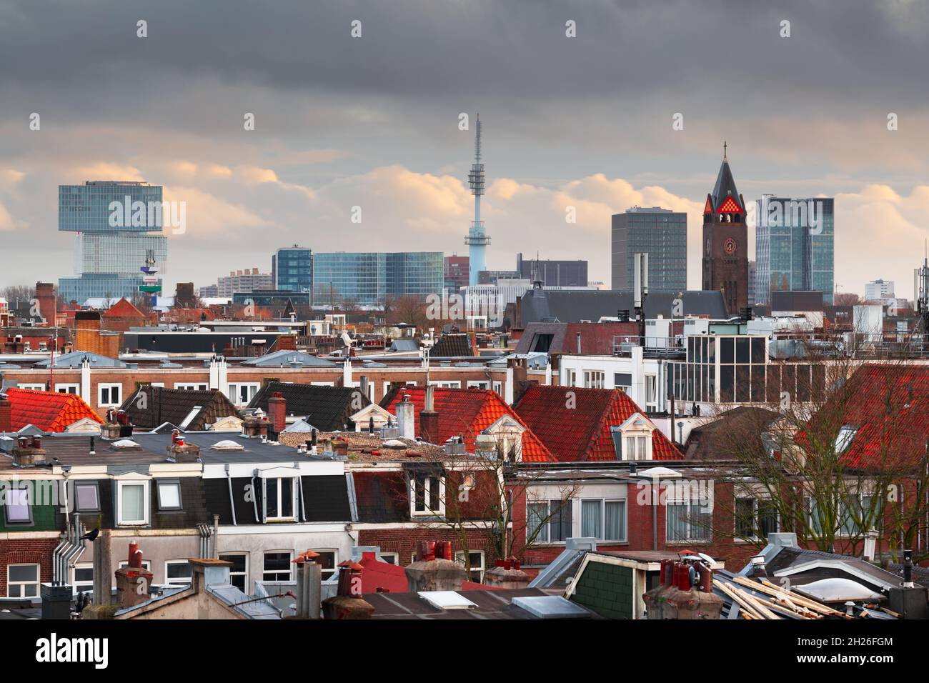 Amsterdam, Paesi Bassi veduta del moderno paesaggio urbano dal De Pijp al tramonto. Foto Stock