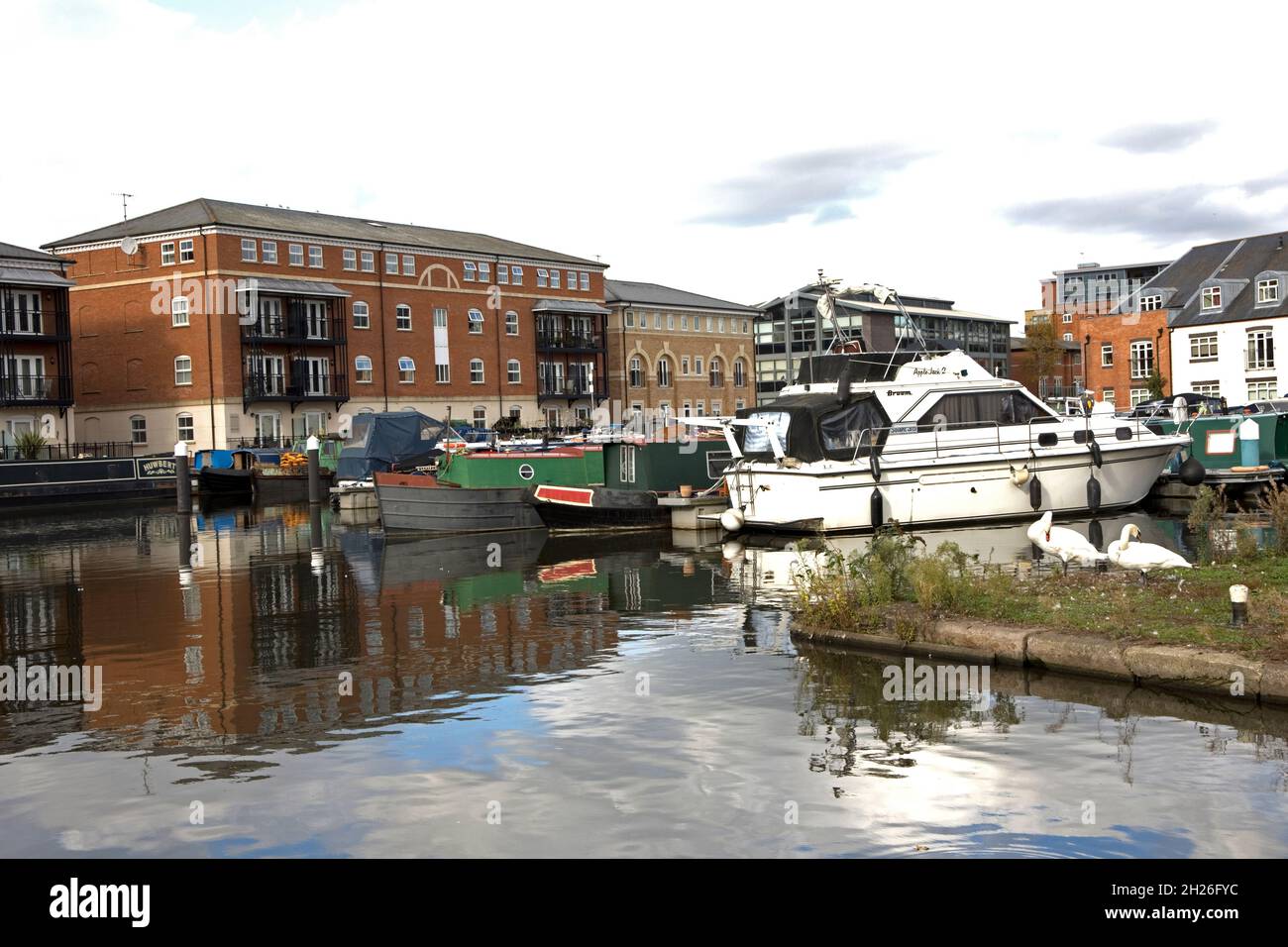 Waterside appartamenti, barche a remi e motor launch n Diglis Basin a Worcester dove il Worcester & Birmingham. Il canale incontra il fiume Severn. REGNO UNITO Foto Stock