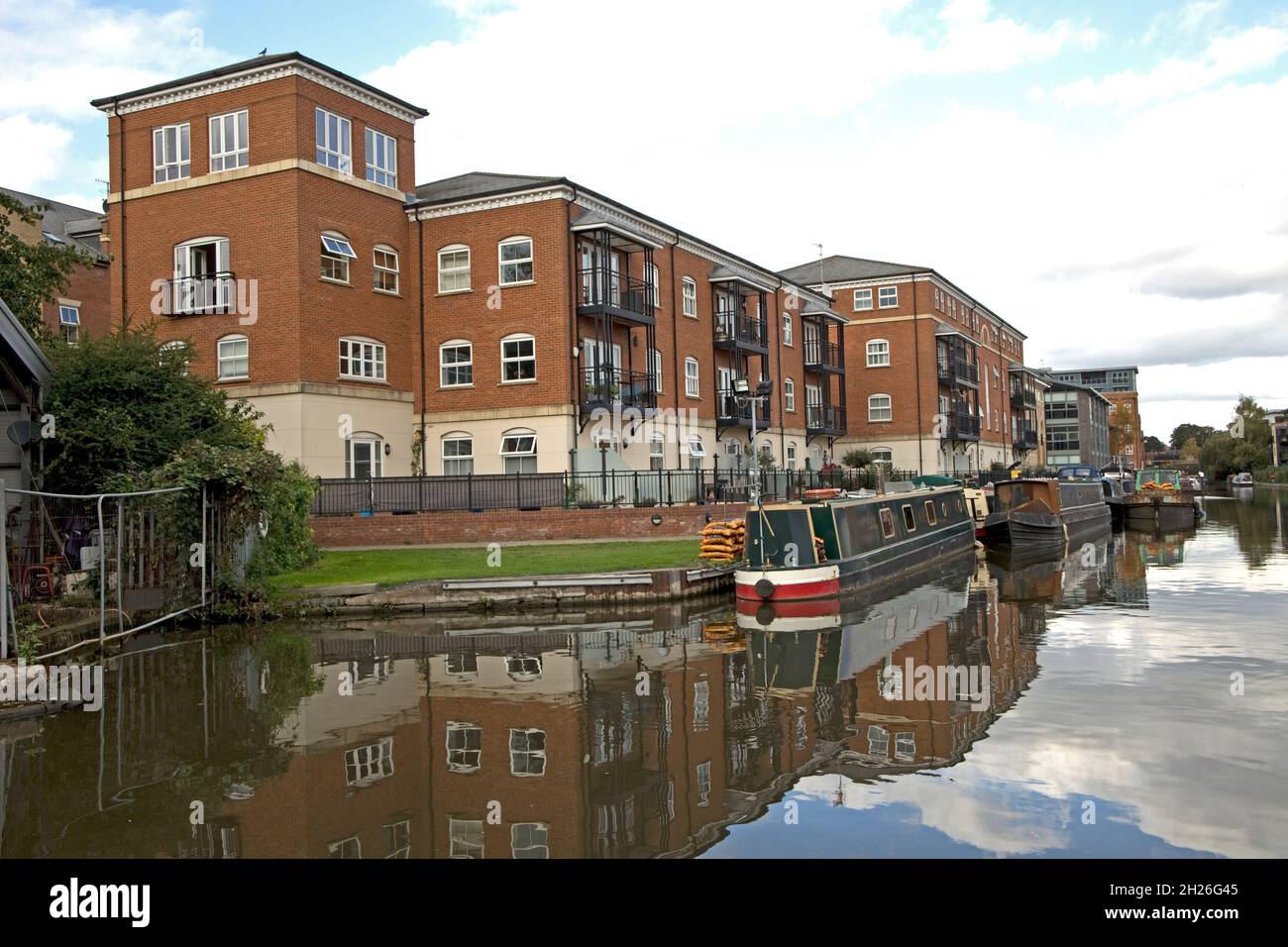 Waterside appartamenti e barche a remi ormeggiate a Diglis Basin a Worcester iwhere the Worcester & Birmingham. Il canale incontra il fiume Severn. REGNO UNITO Foto Stock