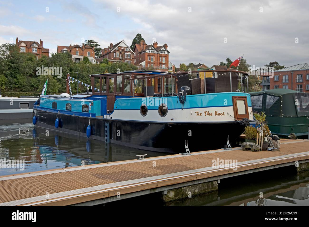 Barca ormeggiata nel bacino di Diglis a Worcester è dove il Worcester & Birmingham. Il canale incontra il fiume Severn. Foto Stock
