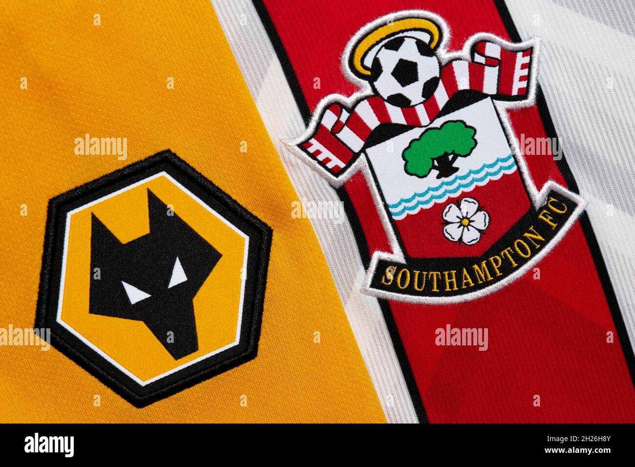 Primo piano di Wolverhampton Wanderers e Southampton club crest. Foto Stock