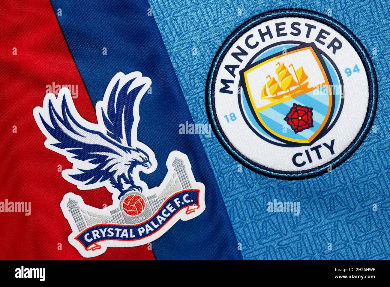 Primo piano del Crystal Palace e dello stemma del club Man City. Foto Stock