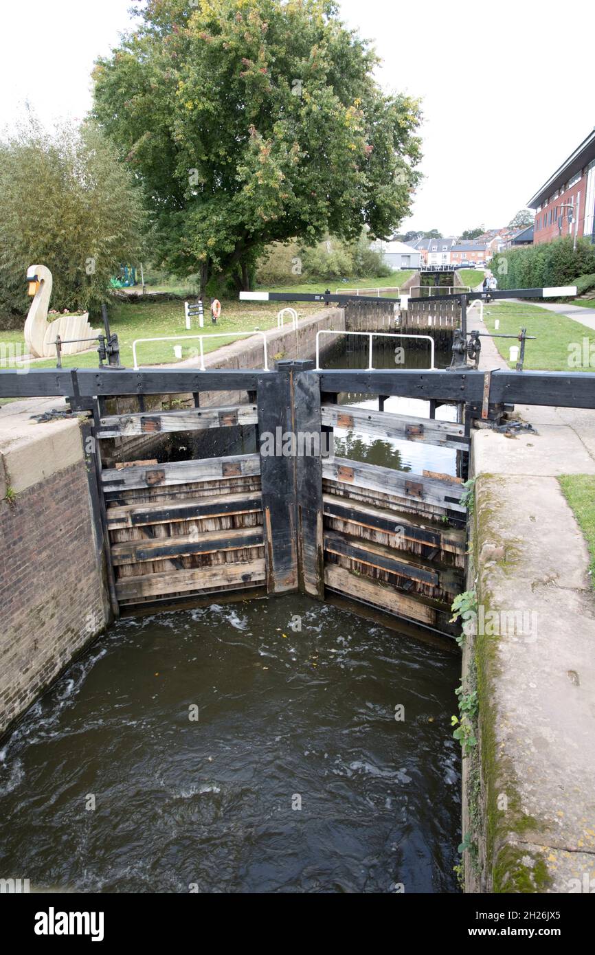 Porte a serratura vicino Diglis Basin a Worcester è dove il Worcester & Birmingham. Il canale incontra il fiume Severn. Foto Stock