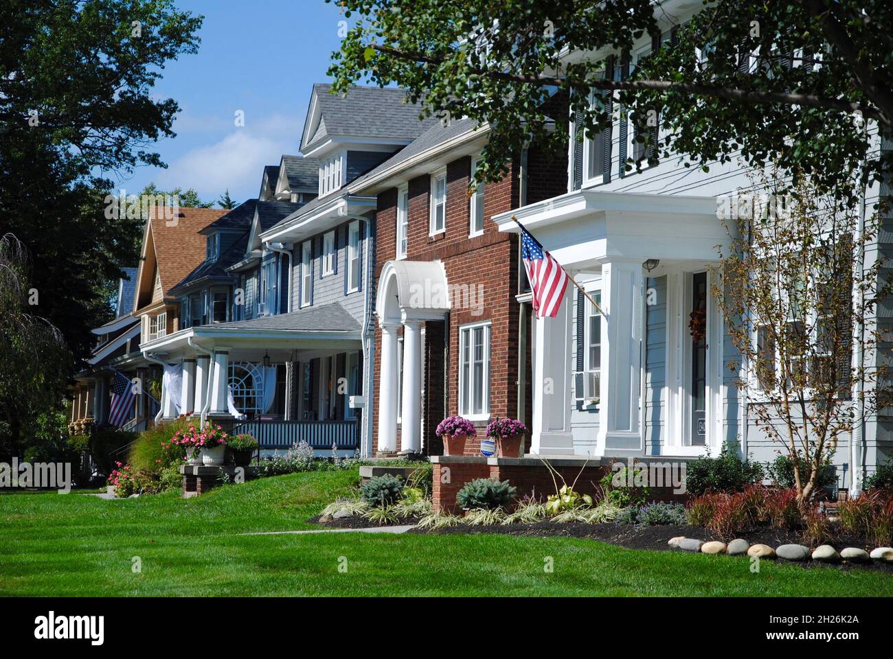 Edifici e giardini di fronte a Lake Avenue, Lakewood, Ohio Foto Stock
