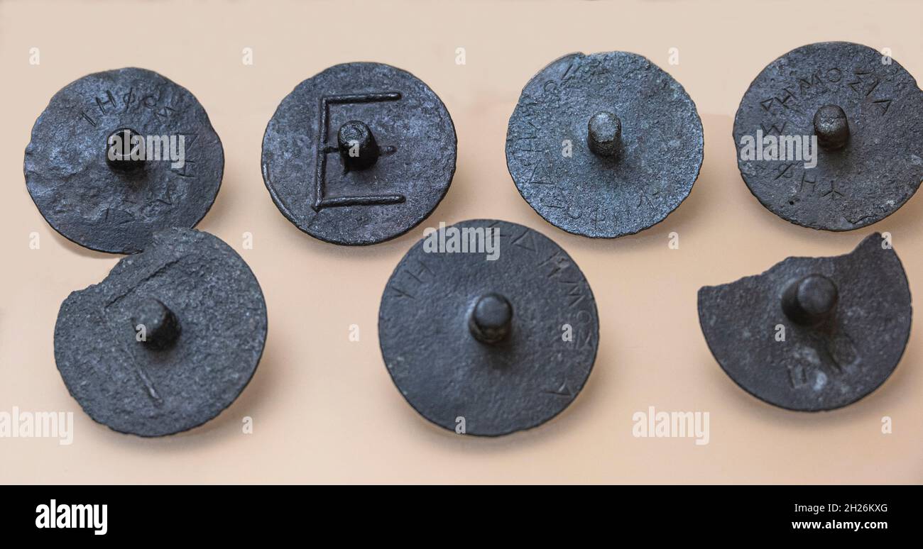 Antico 300 a.C. giuria ufficiale ballottaggi in bronzo, ballottaggi con un asse solido erano per l'asse acquitale, trafitto erano per condanna trovati al Foto Stock