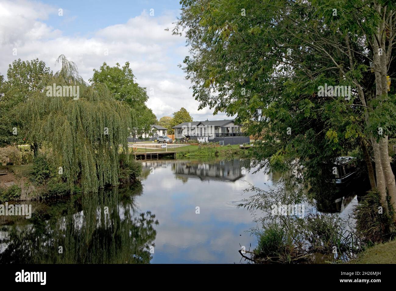 Riverside case vacanze sulle rive del fiume Avon vicino al ponte a Welford su Avon Regno Unito Foto Stock