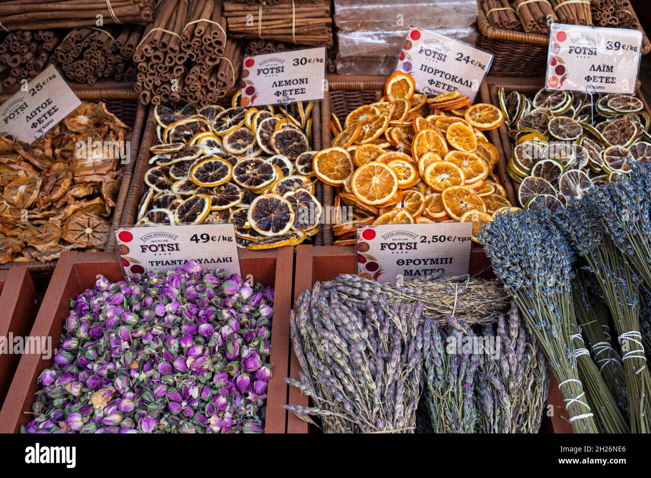 Frutta secca, fiori e spezie in vendita su via Evripidou ad Atene, Grecia Foto Stock