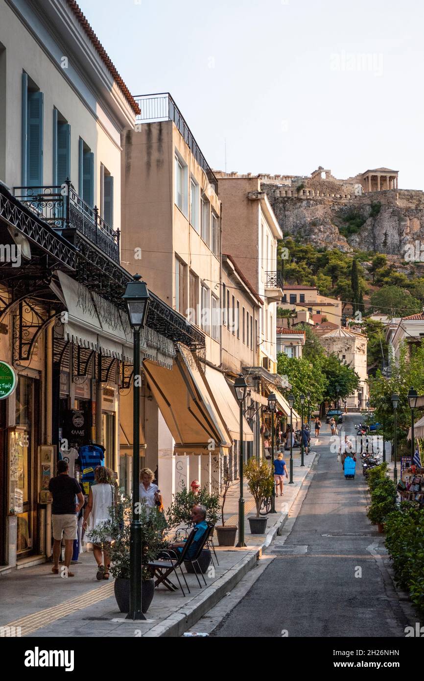 Una strada nel distretto di ePlaka con l'Acropoli sullo sfondo Foto Stock