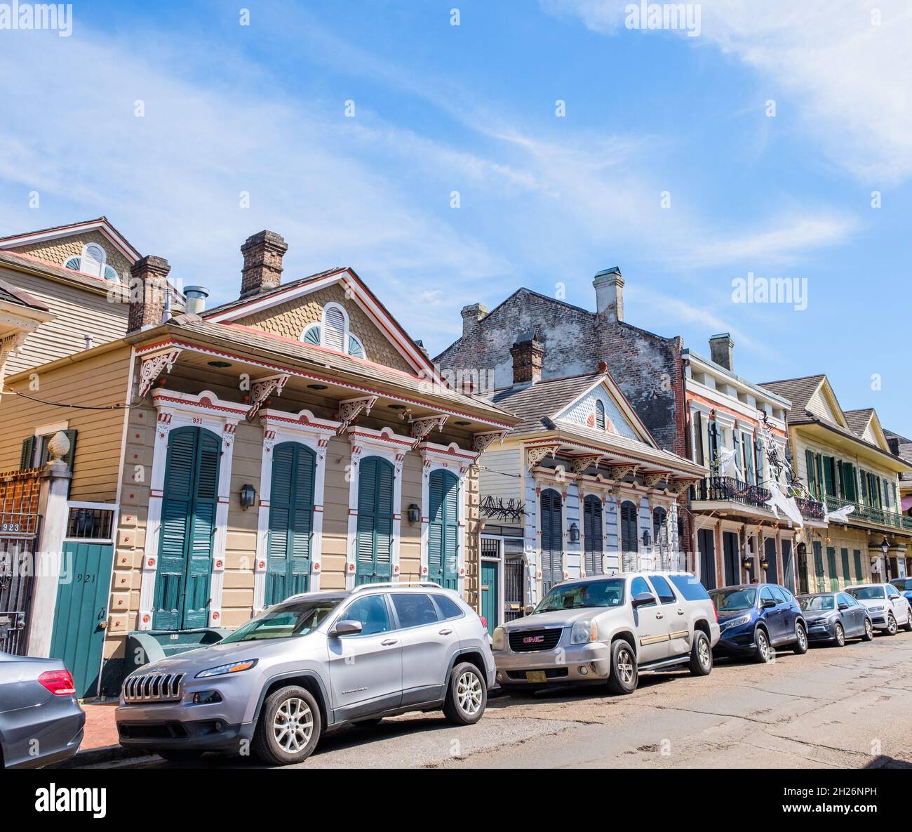 NEW ORLEANS, LA, USA - 16 OTTOBRE 2021: Case storiche in St. Peter Street nel quartiere francese Foto Stock