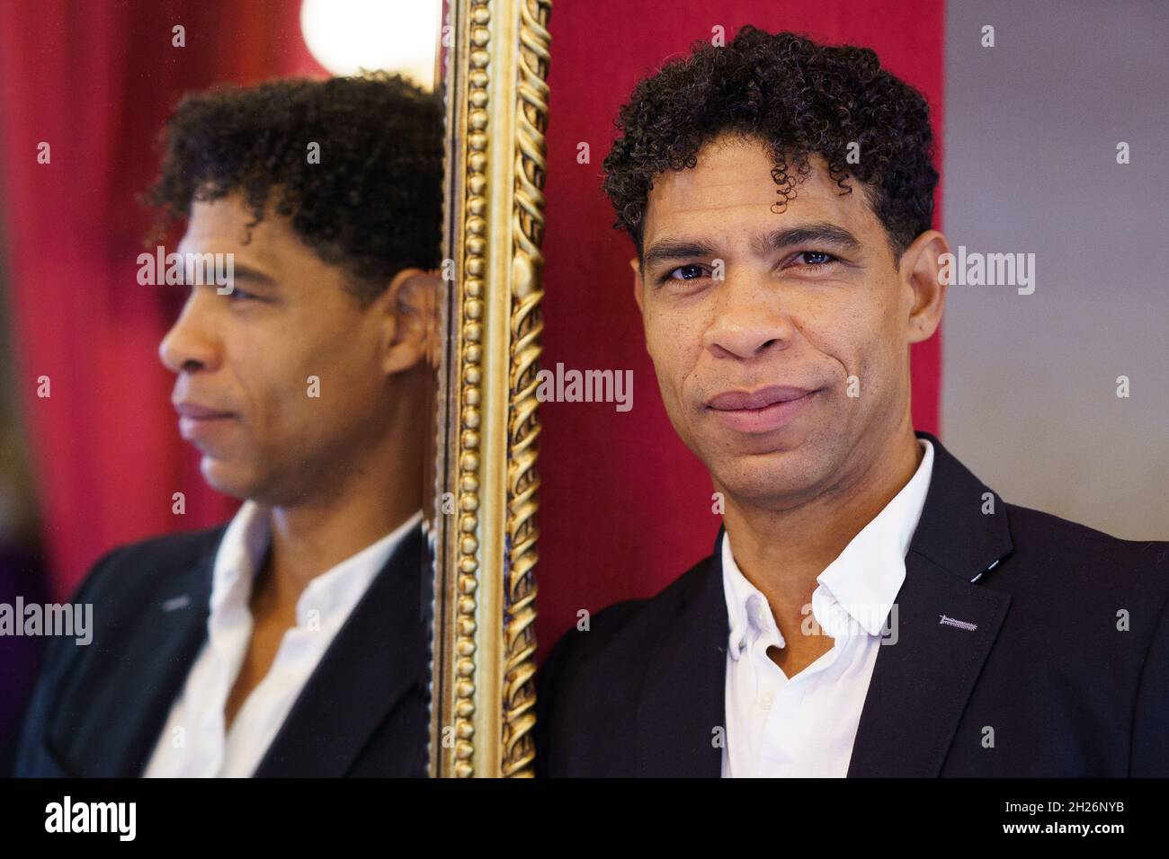 Madrid, Spagna. 20 Ott 2021. Il ballerino cubano Carlos Acosta si pone durante la sessione di ritratti al Teatro Real di Madrid. Credit: SOPA Images Limited/Alamy Live News Foto Stock