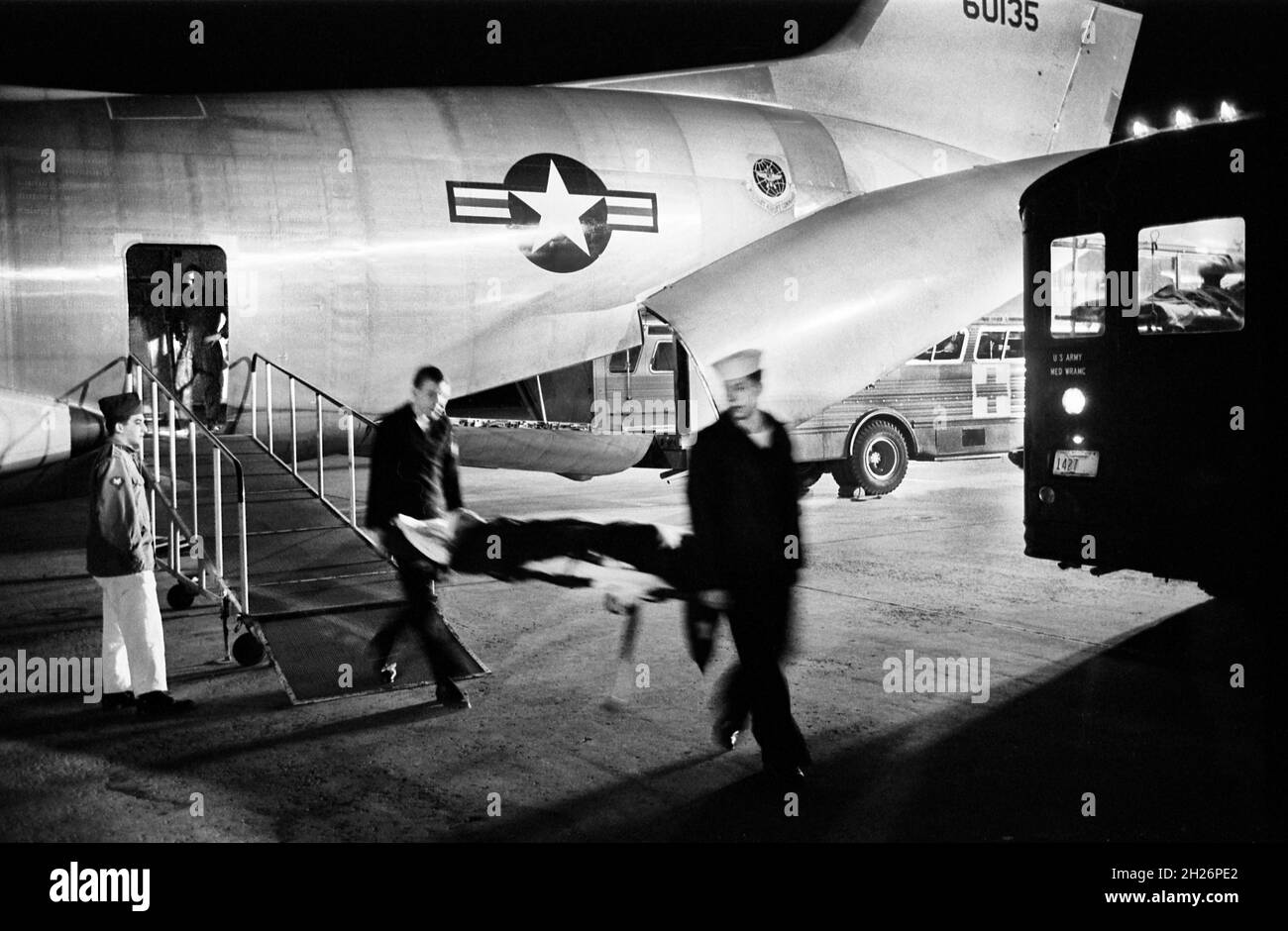 Personale militare che trasporta Serviceman ferito su Stretcher da aereo dopo essere arrivato dal Vietnam, Andrews Air Force base, Maryland, USA, Warren K. Leffler, US News & World Report Magazine Collection, 8 marzo 1968 Foto Stock