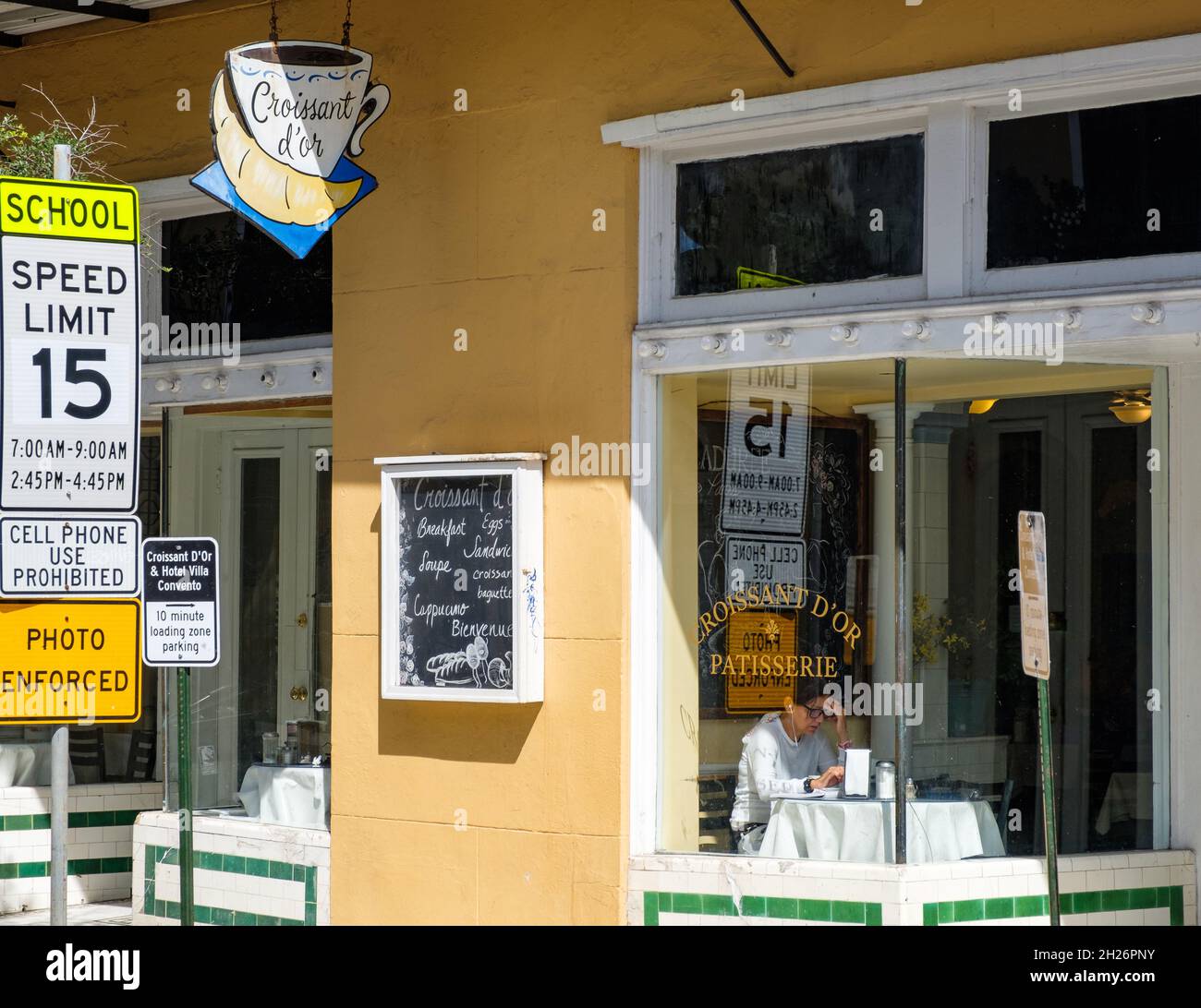 NEW ORLEANS, LA, USA - 16 OTTOBRE 2021: Di fronte al negozio di pasticceria Croissant d'Or nel quartiere francese Foto Stock