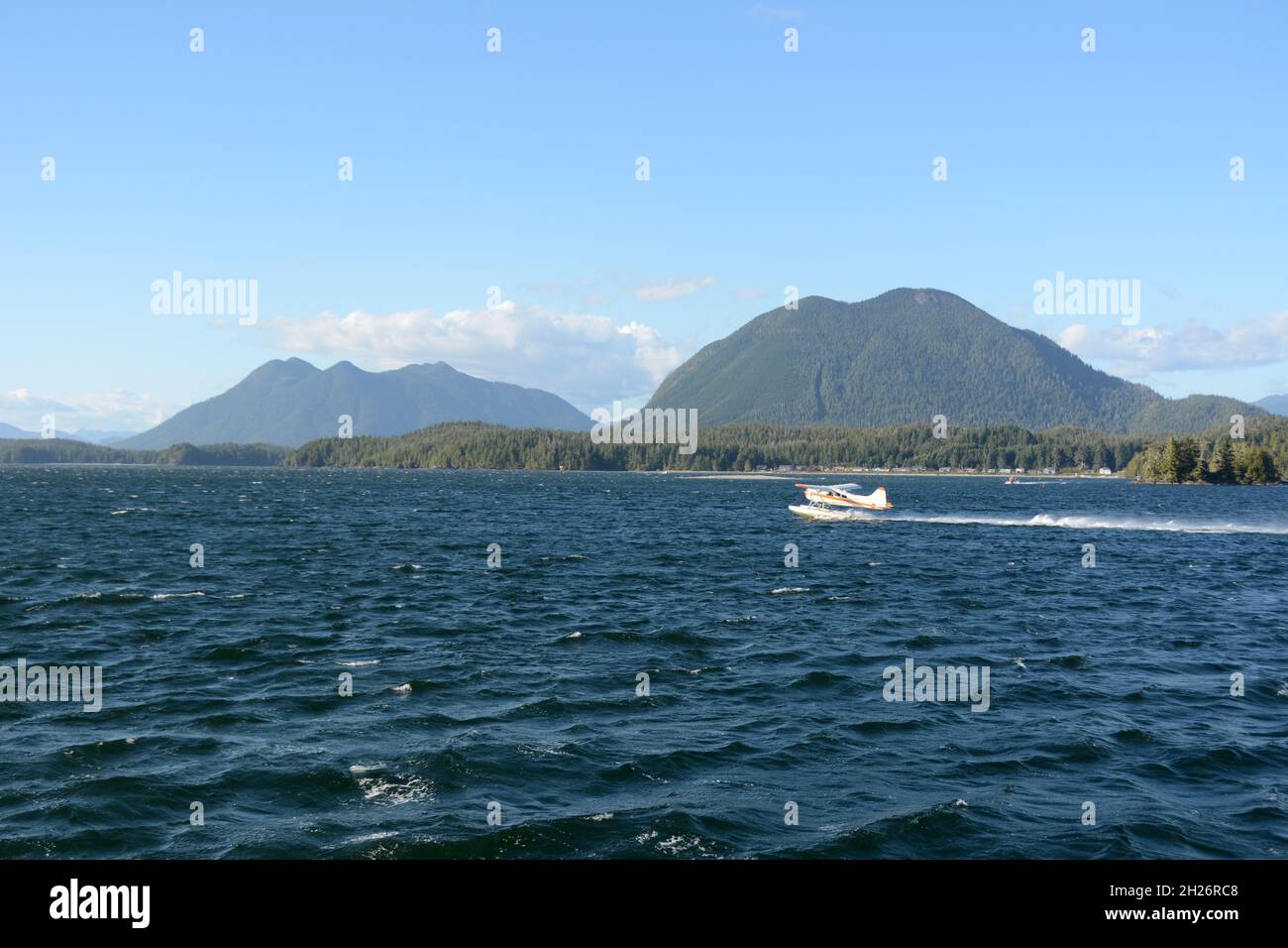 Un aereo galleggiante al largo del Nuu-chah-nulth villaggio di prima nazione di Opitsaht, in Clayoquot Sound, vicino Tofino, Vancouver Island, British Columbia, Canada. Foto Stock