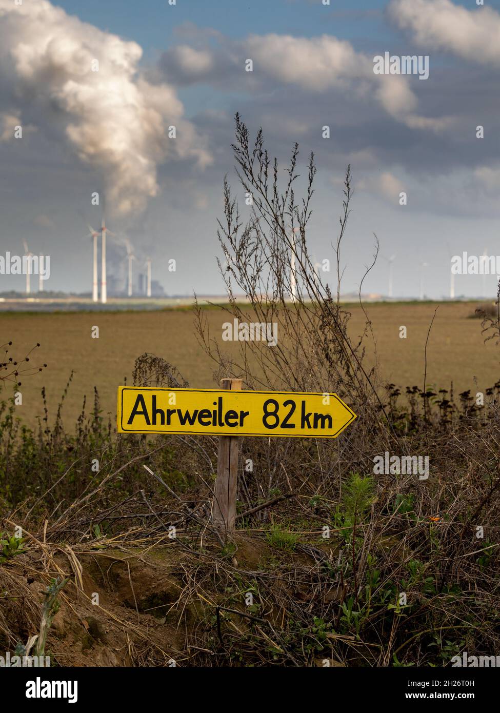 Alluvione Disaster Ahrtal, segno direzionale alla miniera di Lignite di Opencast Garzweiler2, in background Una centrale elettrica a Lignite, causa di Global Warmi Foto Stock