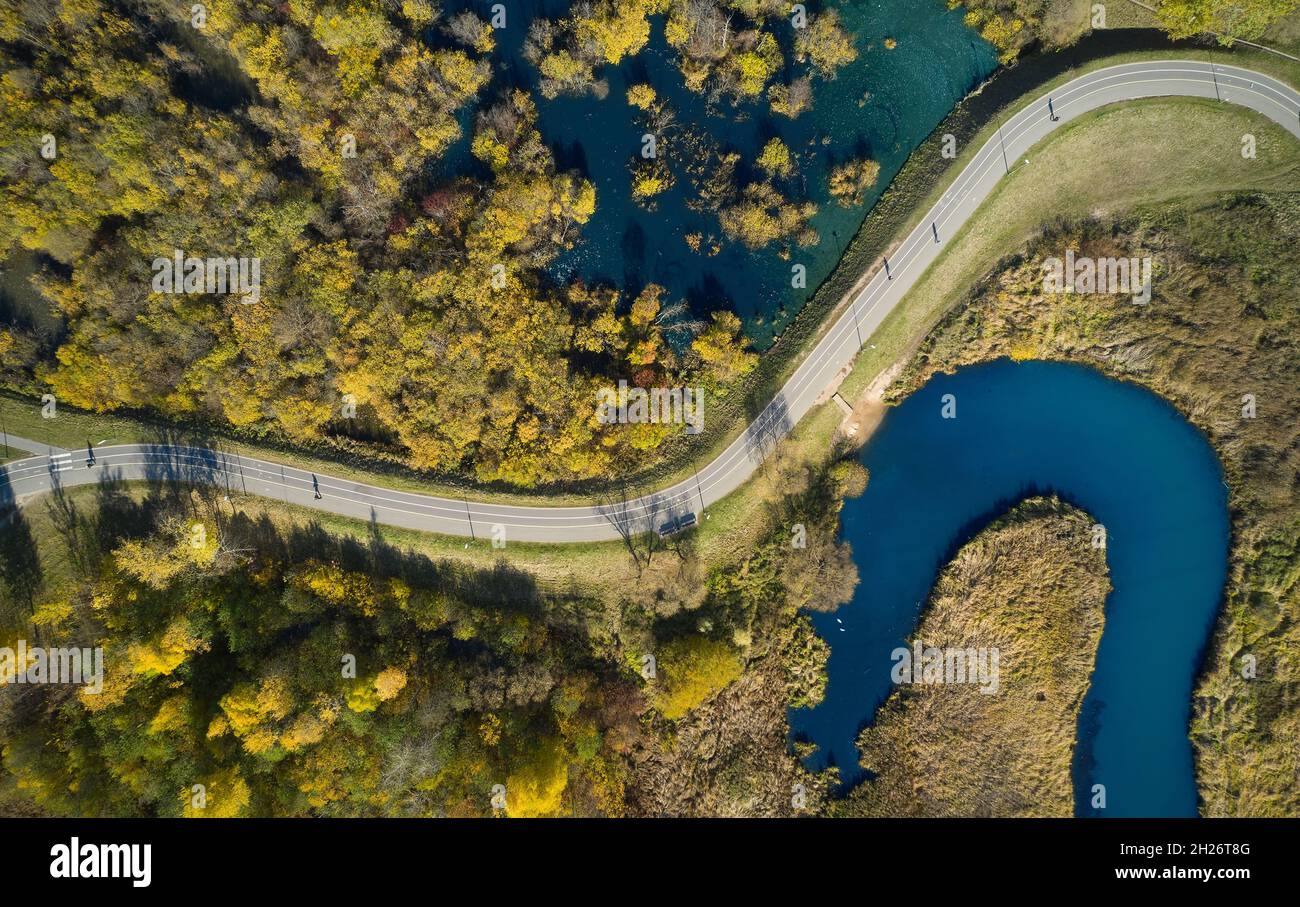 Percorso ciclabile nel parco. Concetti e background ecosistemici e ambientali sani. Foto Stock