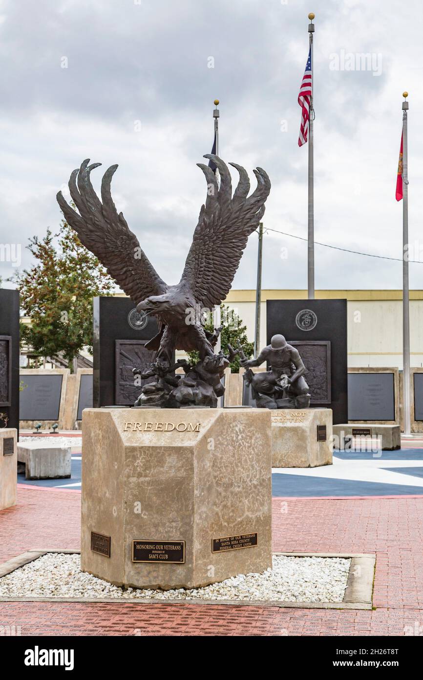 L'aquila della statua della libertà è centrata nel Santa Rosa County Veterans Memorial Plaza nel centro di Milton, Florida Foto Stock