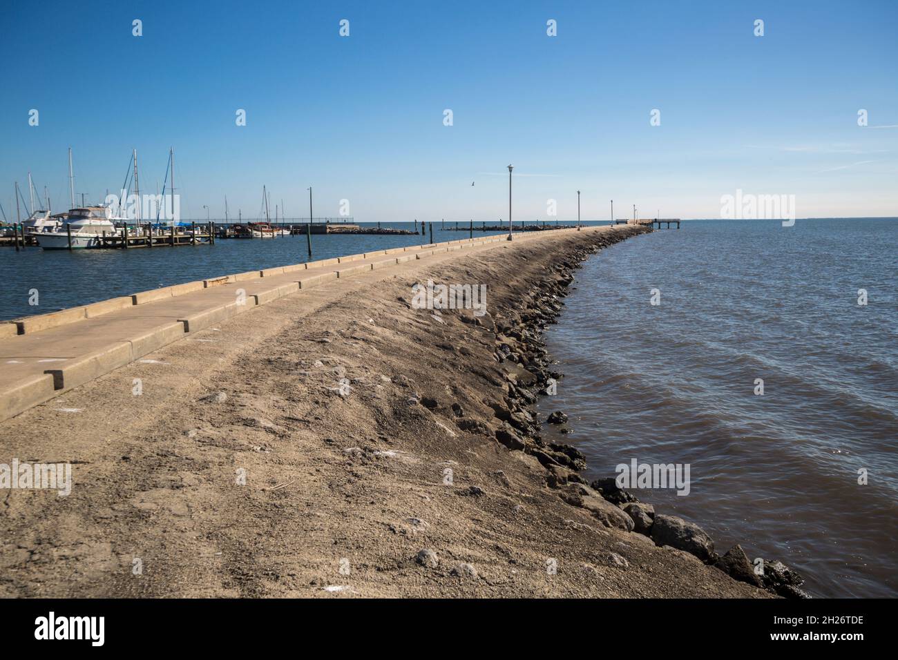 Il molo di Rock conduce al molo per la pesca presso il porto di Long Beach a Long Beach, Mississippi Foto Stock