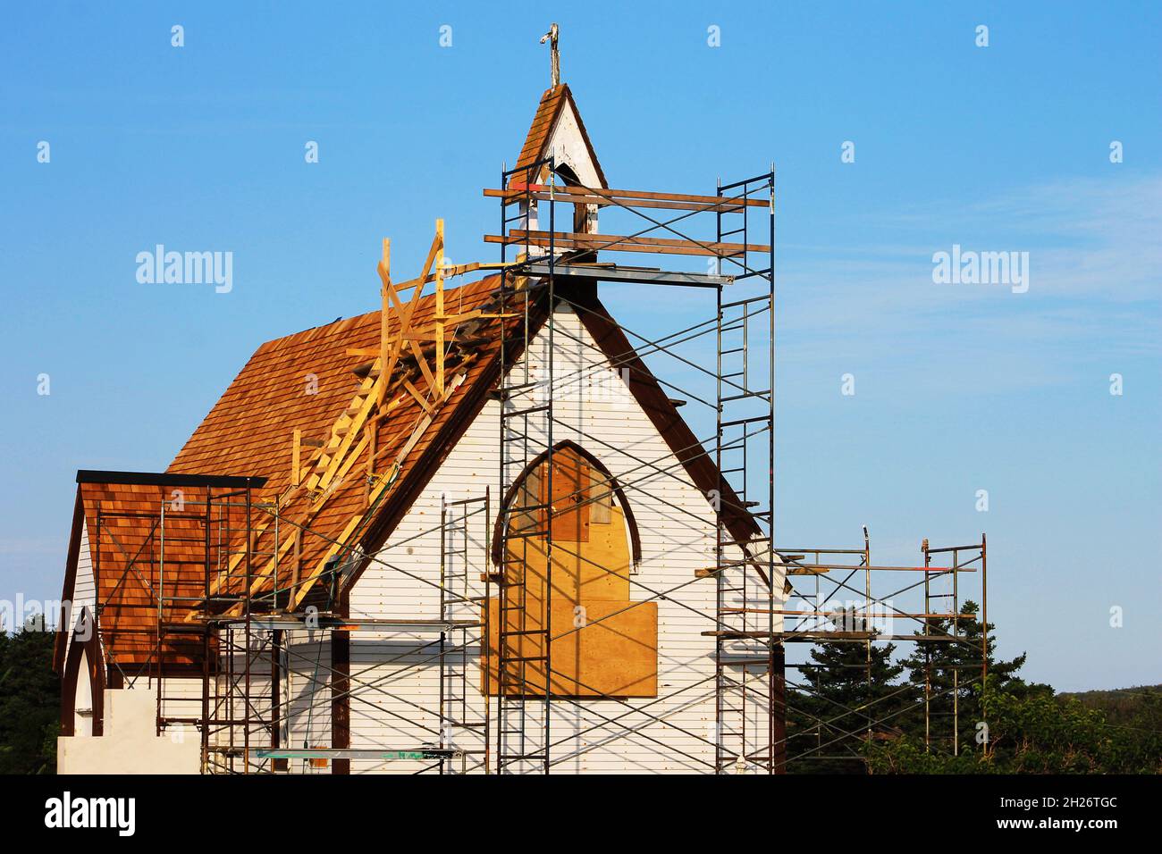 Una vecchia chiesa, con ponteggi eretti intorno ad essa, in fase di ristrutturazione. Foto Stock