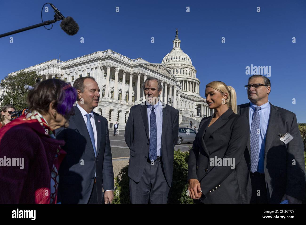 Washington, Stati Uniti. 20 Ott 2021. Rep. Rosa DeLauro, D-Conn, Rep Adam Schiff, D-CA e Sen. Jeff Merkley, D-ore; saluto Paris Hilton prima di una conferenza stampa presso il Campidoglio degli Stati Uniti a Washington, DC mercoledì 20 ottobre 2021. I Democratici del Congresso si sono Uniti a Paris Hilton e altri si sono riuniti nel triangolo della casa per sostenere la legislazione per stabilire una legge di diritti per proteggere i bambini collocati nelle strutture di cura del congregato e gli abusi dei bambini. Foto di Tasos Katopodis/UPI Credit: UPI/Alamy Live News Foto Stock