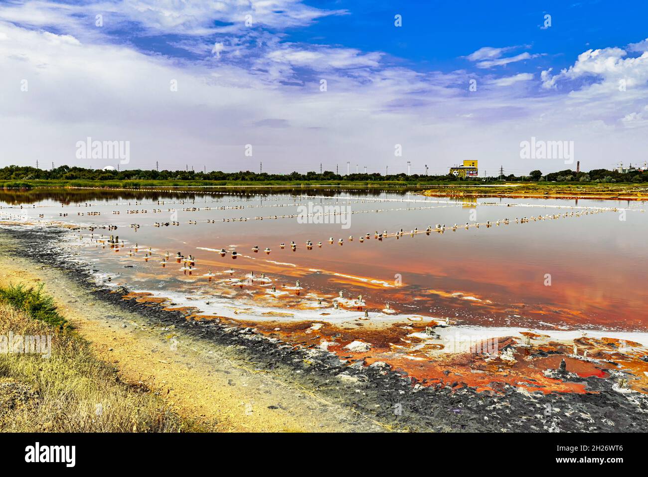 Paesaggio di un lago salato con fango terapeutico Foto Stock