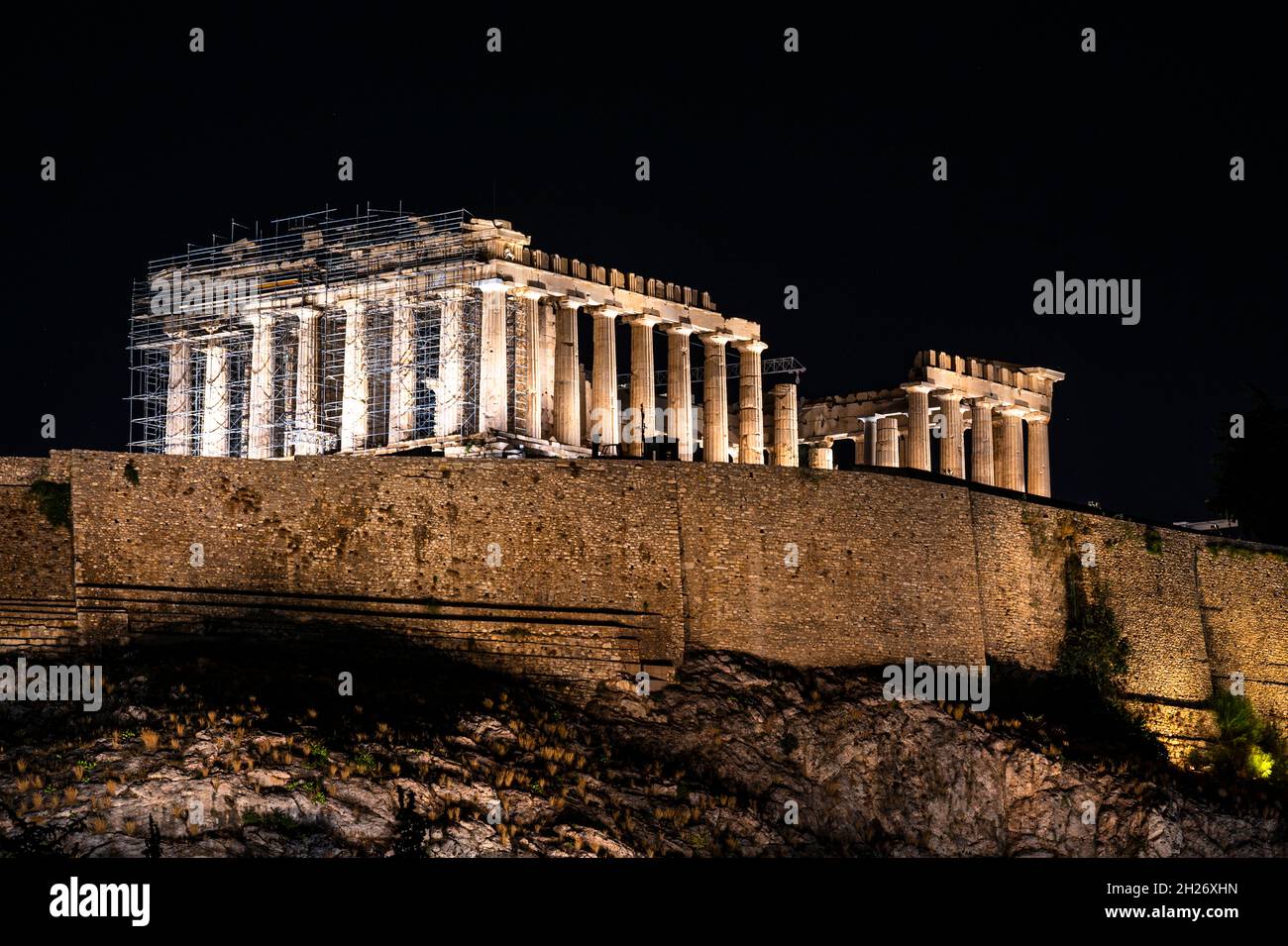 L'Acropoli e il Partenone di notte dal lato sud Foto Stock