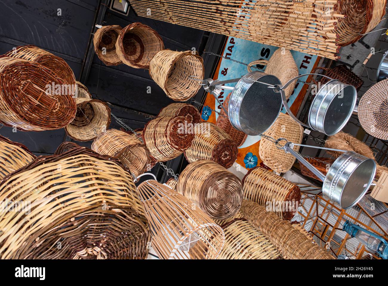 Cesti tessuti appesi all'ingresso di un negozio ad Atene vicino al mercato pubblico Foto Stock
