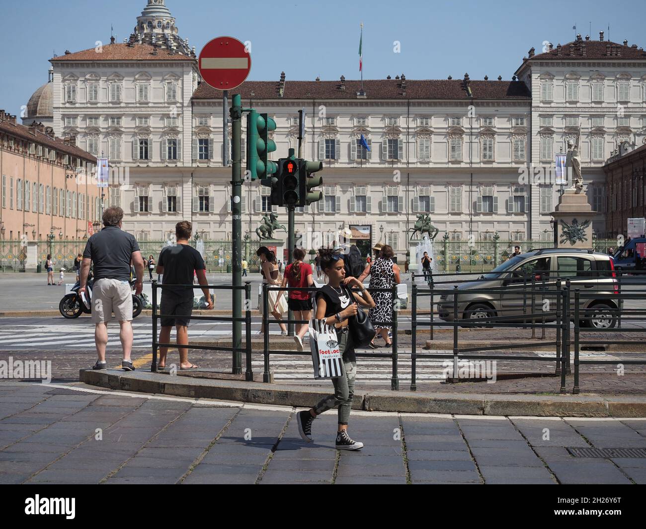 TORINO, ITALIA - CIRCA AGOSTO 2021: Persone in Piazza Castello Foto Stock