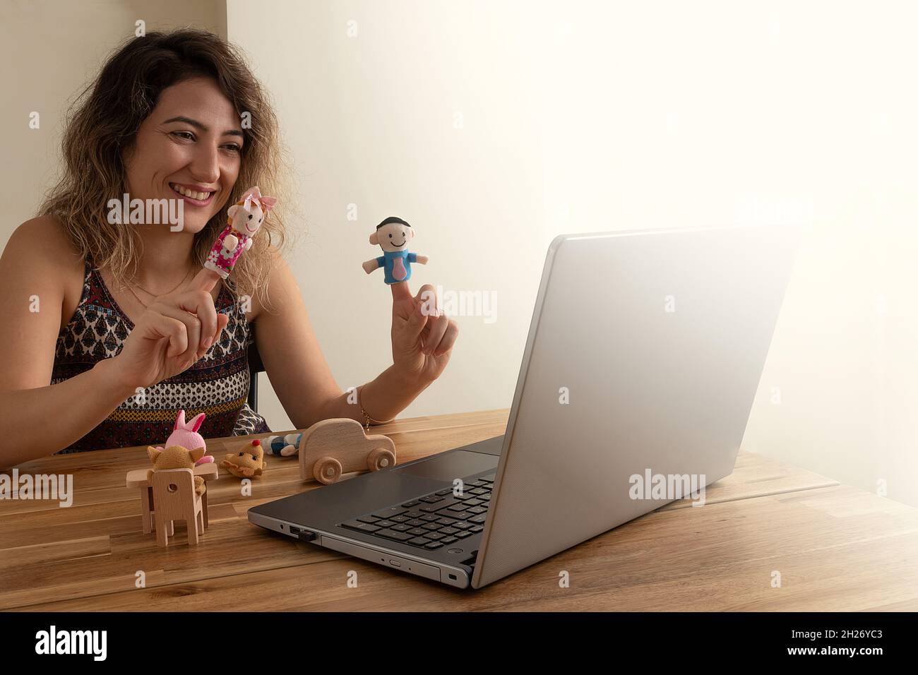 Insegnante di pre-scuola che esegue la terapia di gioco agli studenti su internet. Concetto di formazione online. Foto Stock