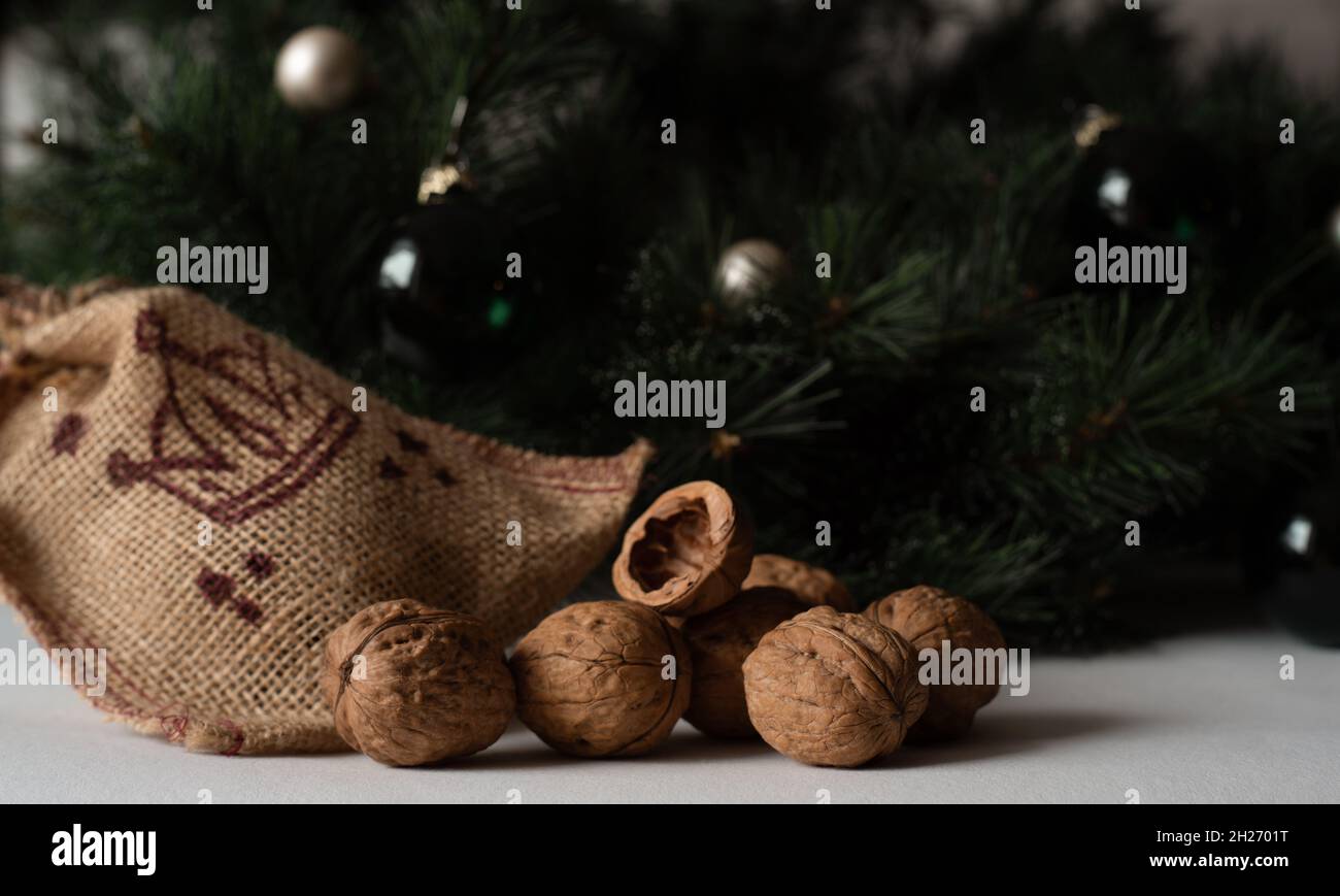 Noci in guscio e decorazione natalizia con spazio copia. Foto Stock